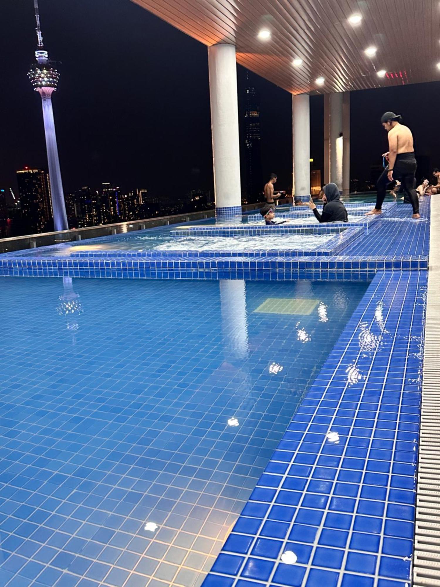The Colony By Infinitum Klcc Sky Pool Kualalumpur